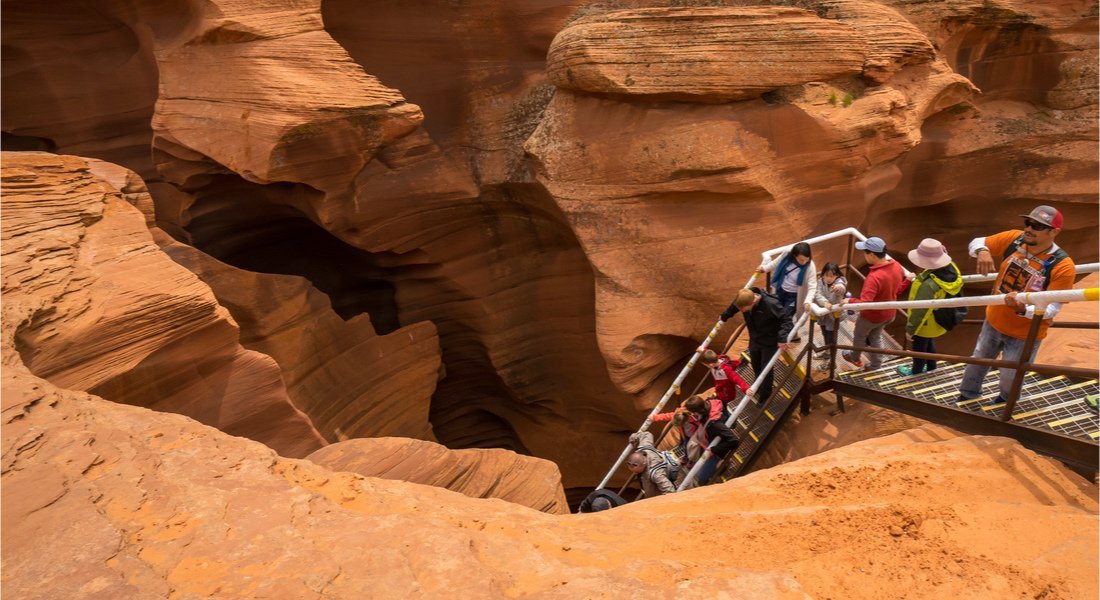 Antelope canyon navajo tours touristes en train de descendre les escaliers pour entrer dans le canyon
