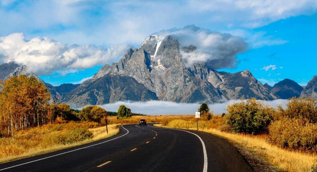 shutterstock_627224912 @Oomka Vue sur les Grand Tetons depuis la route qui traverse le parc