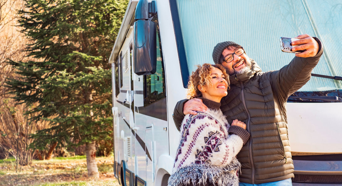 Couple prenant une selfie devant son camping-car aux USA