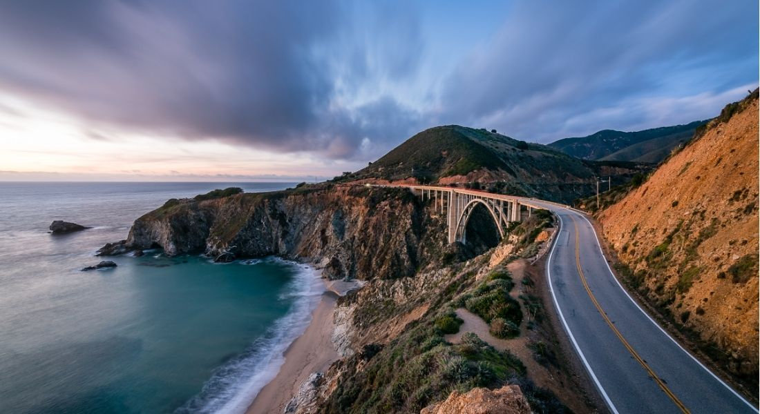 Highway 1 à Big Sur en Californie La Highway 1 qui longe la côte californienne au coucher du soleil