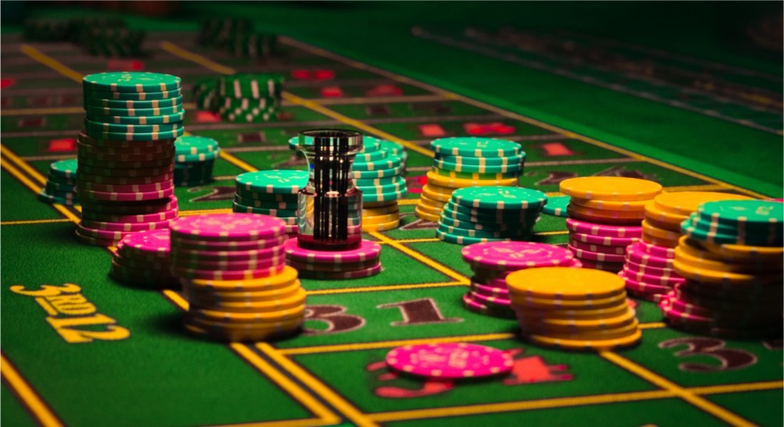 Des jetons de poker sur une table de jeu dans un casino de Las Vegas