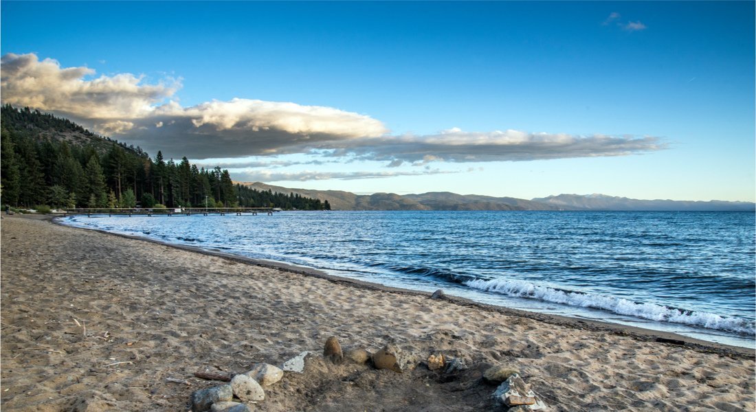Plage de Kings Beach dans le nord du Lac Tahoe 