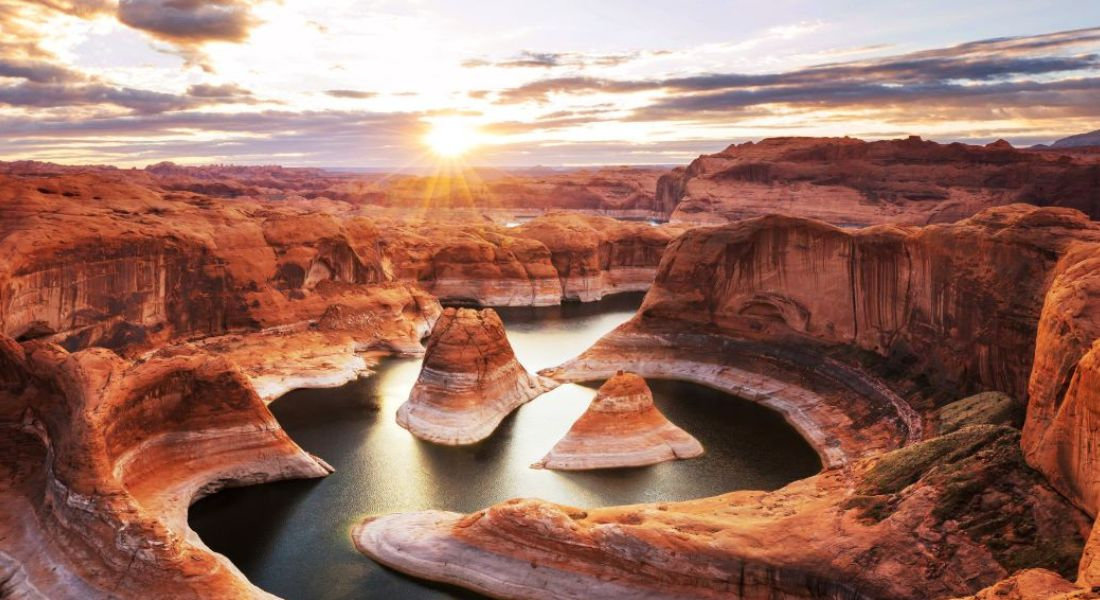 Lake Powell USA Le lac Powell au coucher du soleil