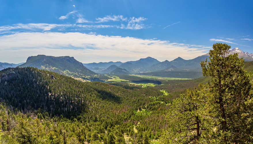 Depuis Many Parks Curve Overlook, les voyageurs profitent d'une vue spectaculaire sur les vallées, les forêts et les sommets du Rocky Mountain National Park. Ce belvédère, situé le long de la Trail Ridge Road, est l'un des arrêts incontournables pour admi Vue panoramique depuis Many Parks Curve Overlook dans le Rocky Mountain National Park, Colorado.