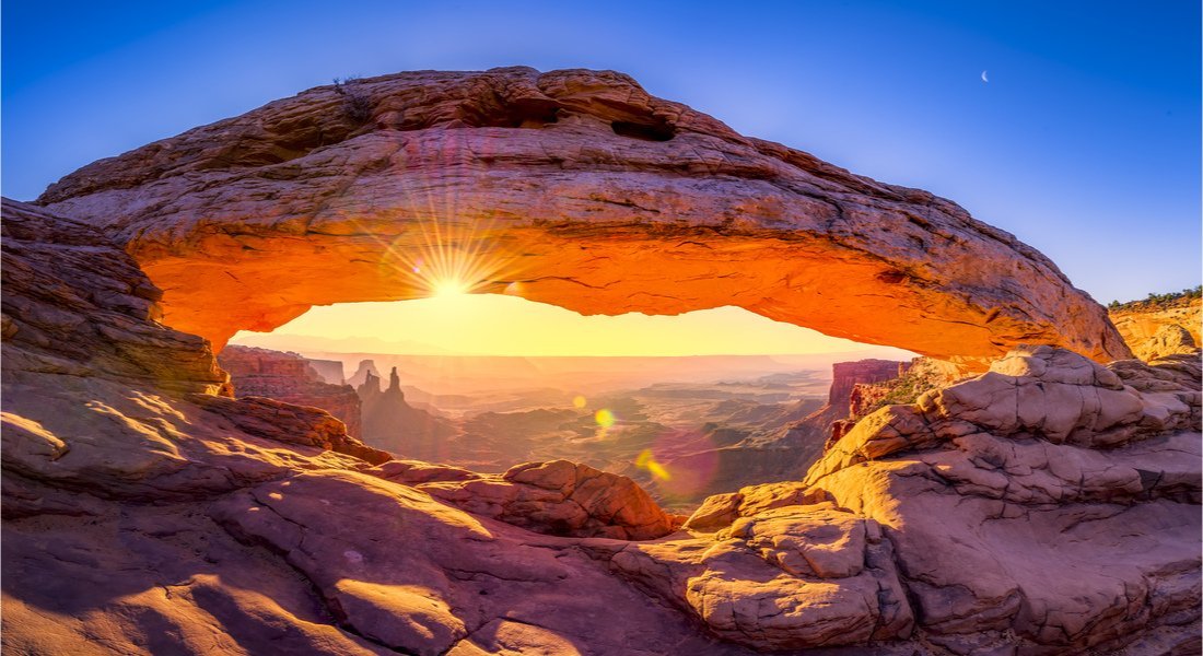 Vue du lever de soleil sur Mesa Arch
