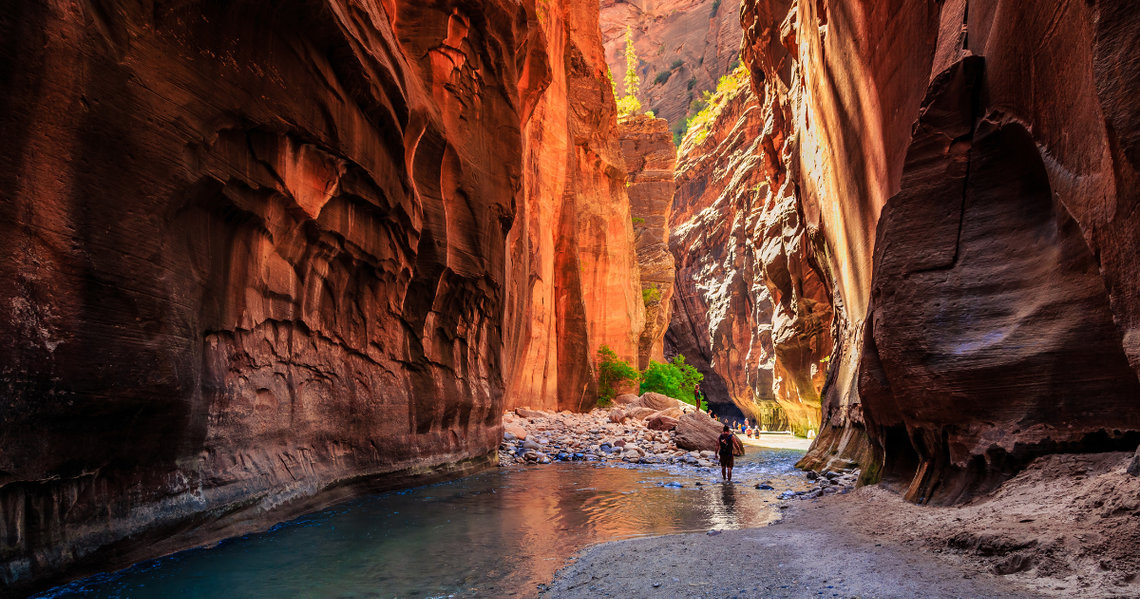 Un marcheur sur la randonnée The Narrows