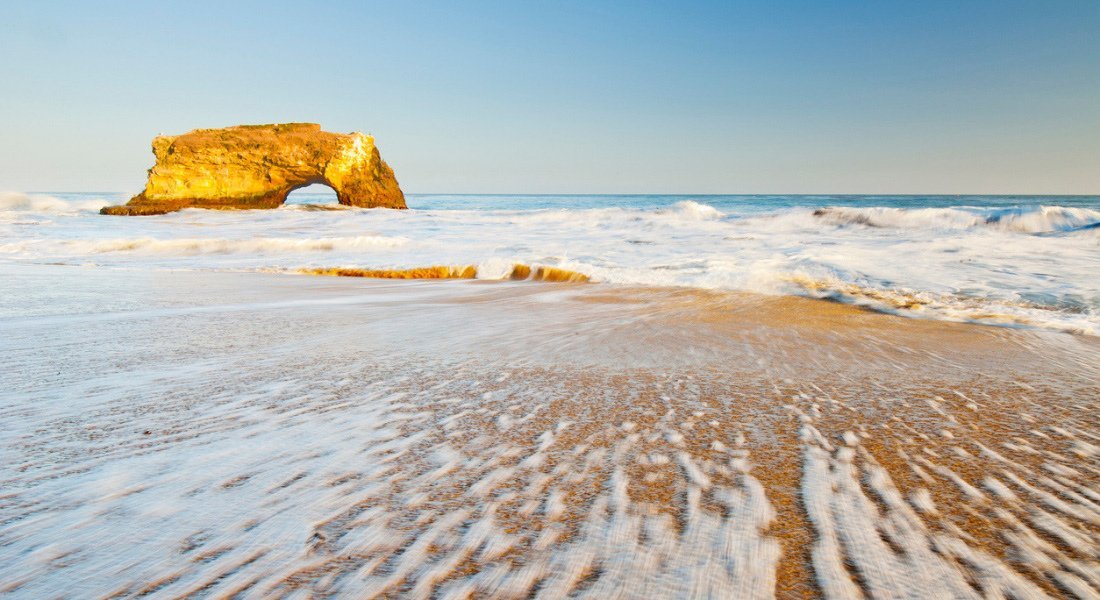 Arche de la plage Natural Bridges en Californie