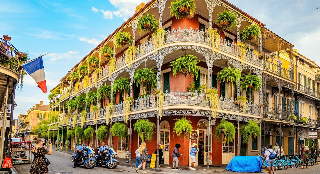 Façade fleurie typique du French Quarter à La Nouvelle-Orléans
