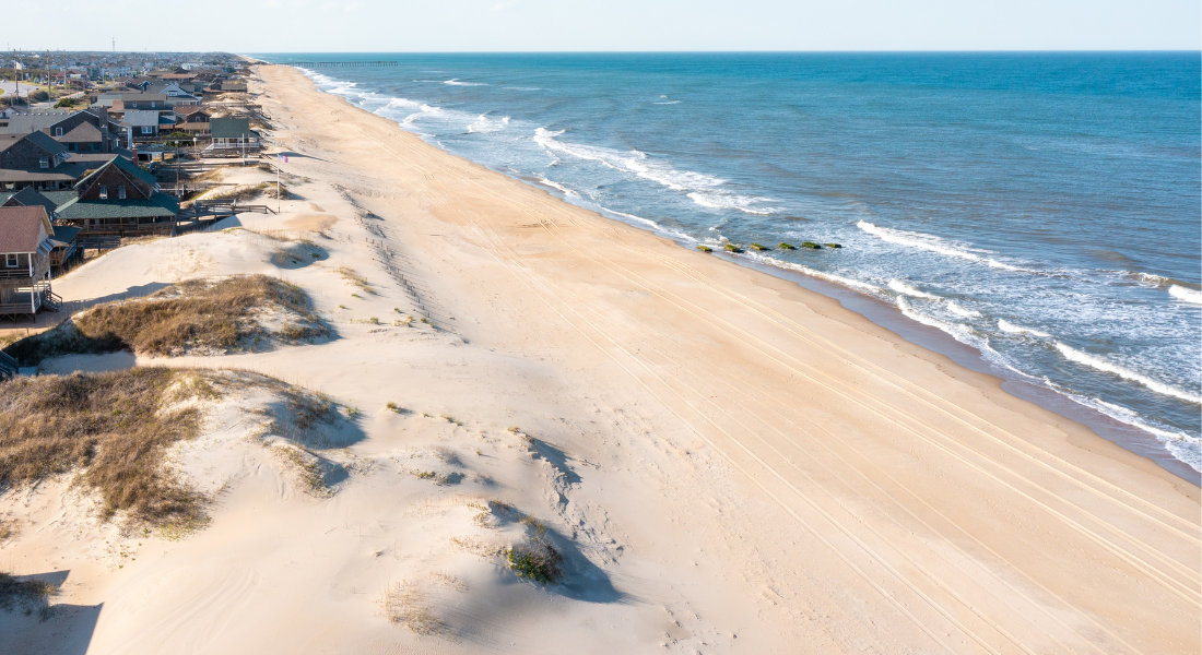 Longue plage dans les Outer Banks