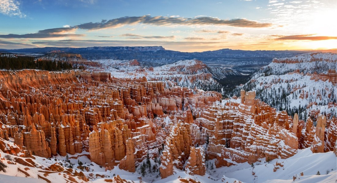 The hoodoos of Bryce Canyon under snow
