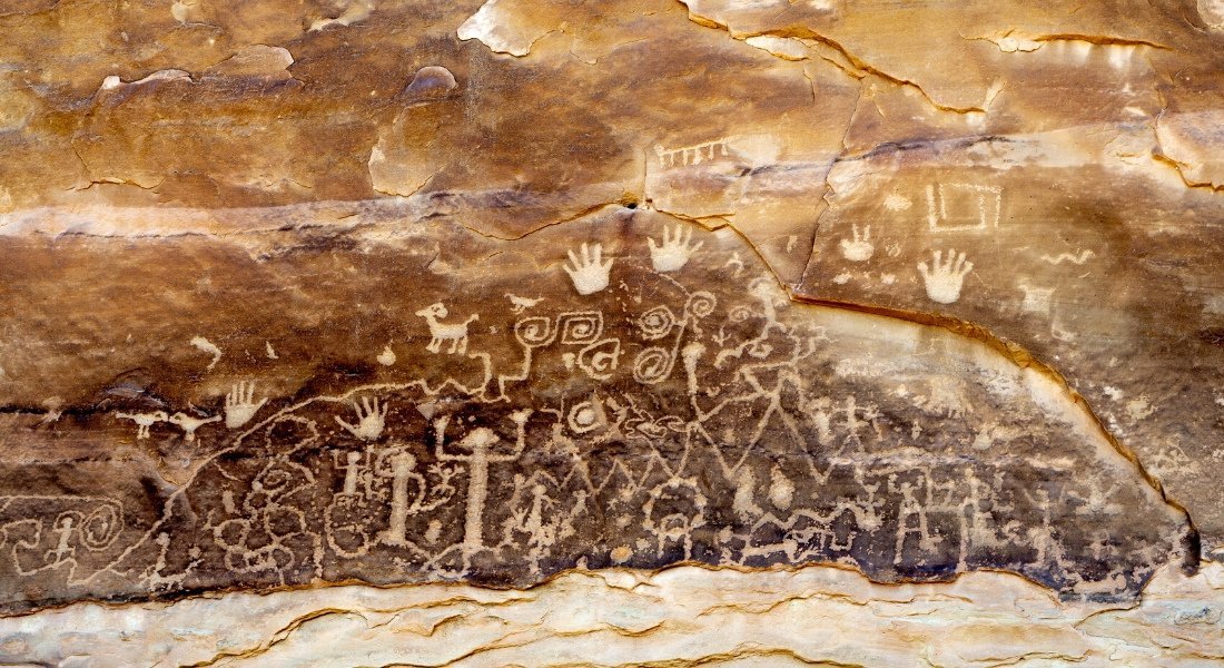 shutterstock_ 1128546488 @Dominic Gentilcore PhD Pétroglyphes du sentier Petroglyph Point Trail