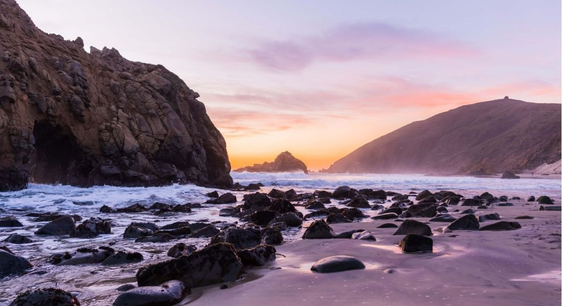Pfeiffer Beach au niveau de Big Sur en Californie Plage de Pfeiffer Beach et son sable violet au coucher du soleil avec rochers en fond
