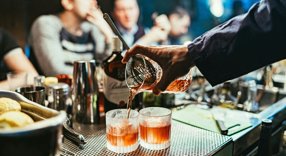 Best tipping practices in the USA Mixologist making cocktails