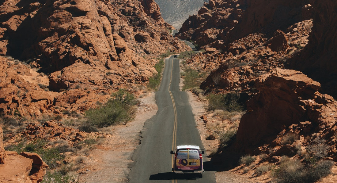 Camper van sur la route dans l'Ouest américain Voyage aux USA en van
