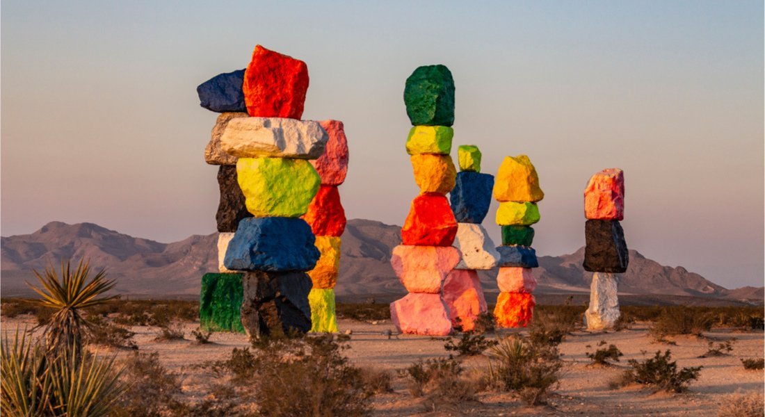 Totem de couleur au milieu du désert