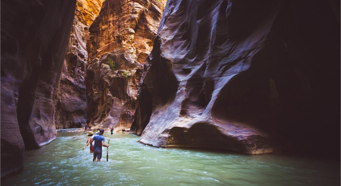 @Roman Khomlyak - shutterstock_539306920 Hikers walking through the waters of the Virgin River in Zion