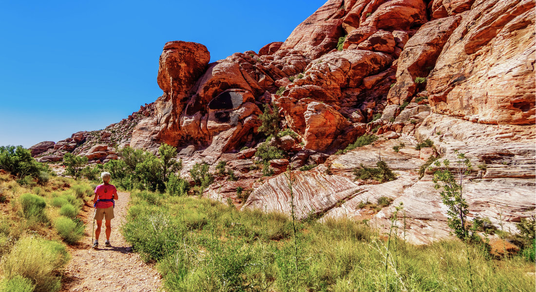 Red Rock Canyon Femme senior qui randonne sur le Calico Basin Trail au Red Rock Canyon