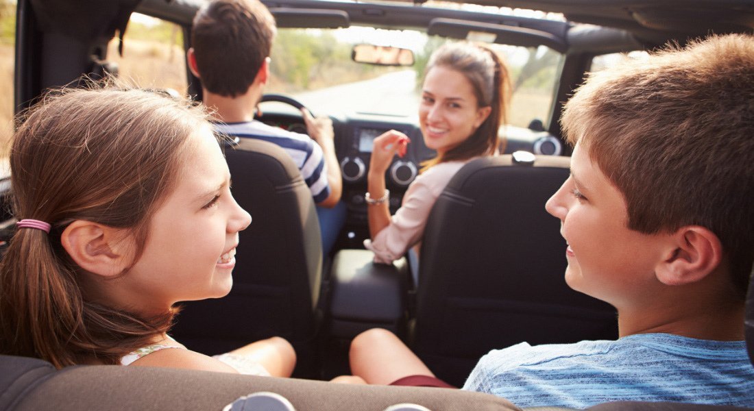 Jeux en voiture pour divertir les enfants Enfants qui s'amusent en voiture