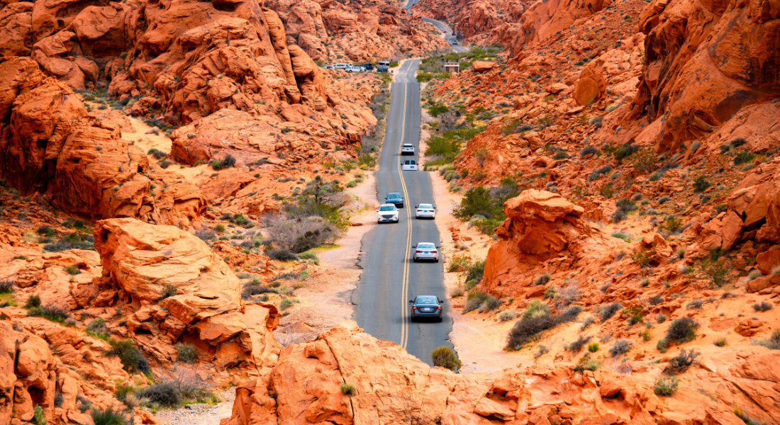 Comment choisir le bon comparateur de location de voiture aux USA ? Voitures sur une route dans l'Ouest des États-Unis