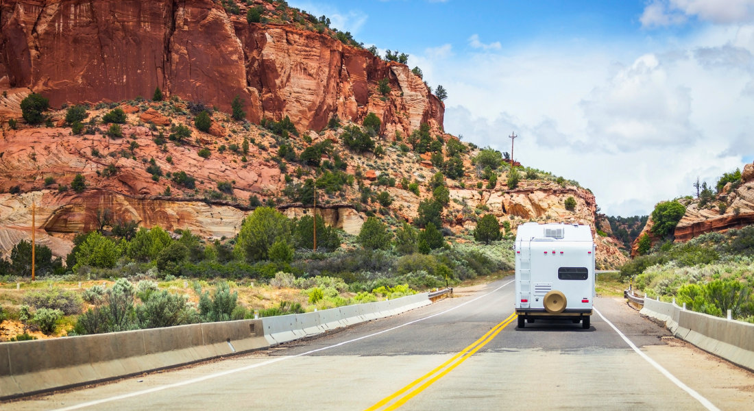 camping-car sur la route de Bryce Canyon sous le soleil aux USA
