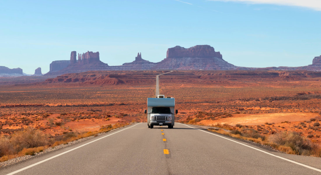 camping-car sur la route de Monument Valley sous le soleil aux USA