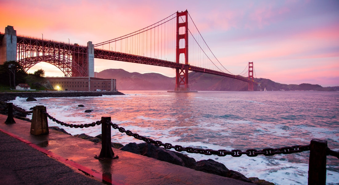 Golden Gate Vue sur le Golden Gate Bridge de San Francisco au coucher du soleil