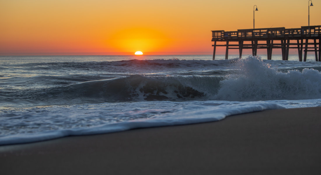 Coucher de soleil sur le Pier de Sandbridge Beach en Virginie