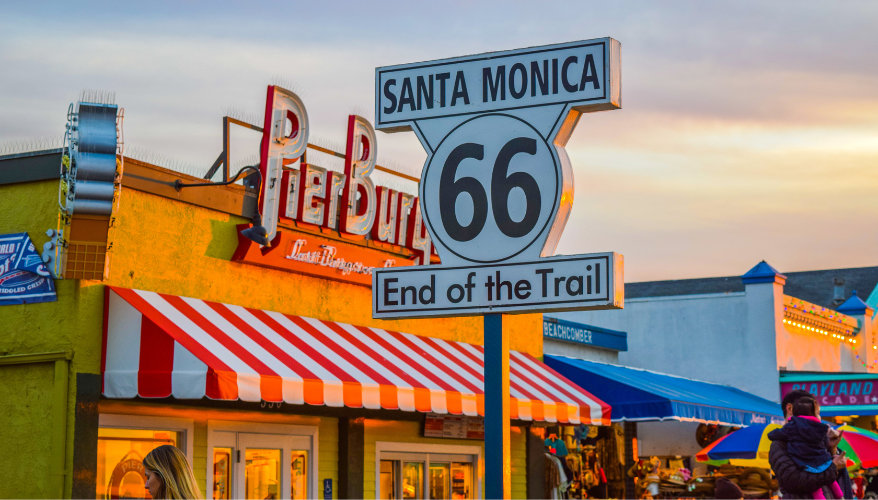Fin de la Route 66 à Santa Monica Panneau End of the Trail sur la jetée de Santa Monica en Californie