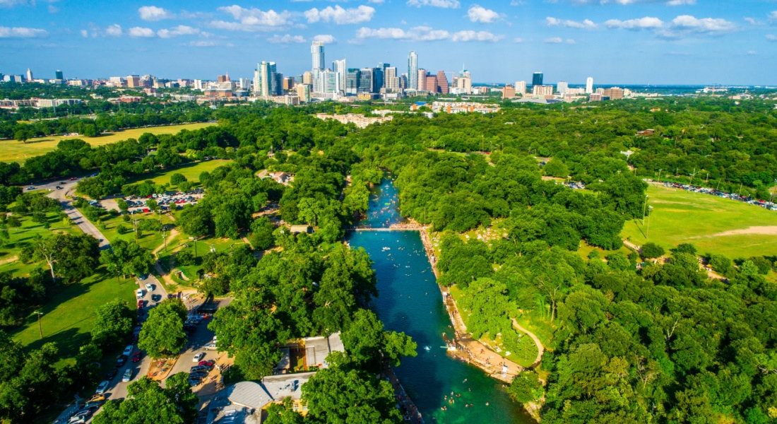 Austin Barton Springs Pool et la skyline d'Austin