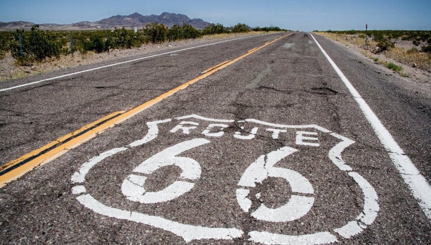 Sitgreaves Pass sur la Route 66 Route sinueuse de Sitgreaves Pass dans les Black Mountains en Arizona