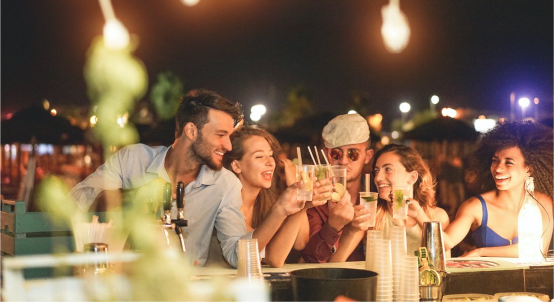groupe d'amis en soirée