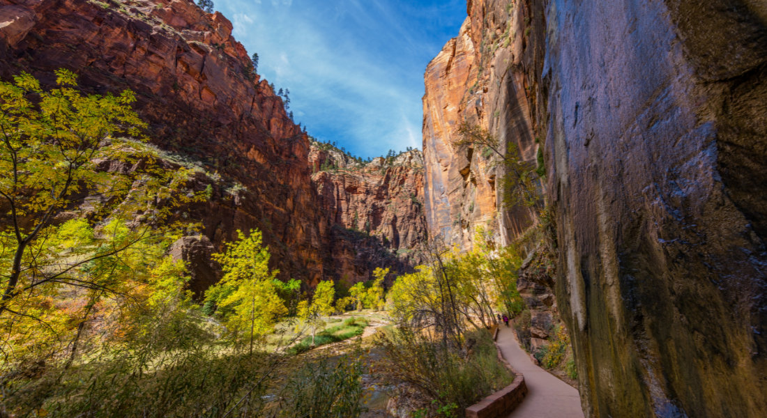 Riverside Walk is accessible to the whole family Hiking path along the river before entering the Narrows