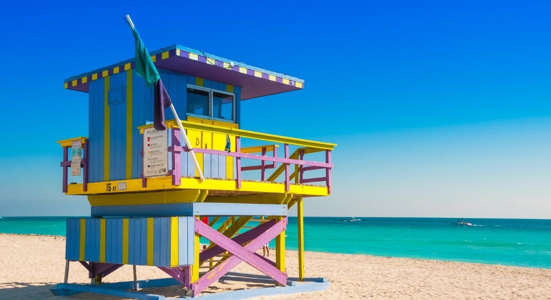@Alexander Demyanenko - shutterstock_368011205 Tour de surveillance colorée sur la plage de South Beach, Miami Beach, Floride