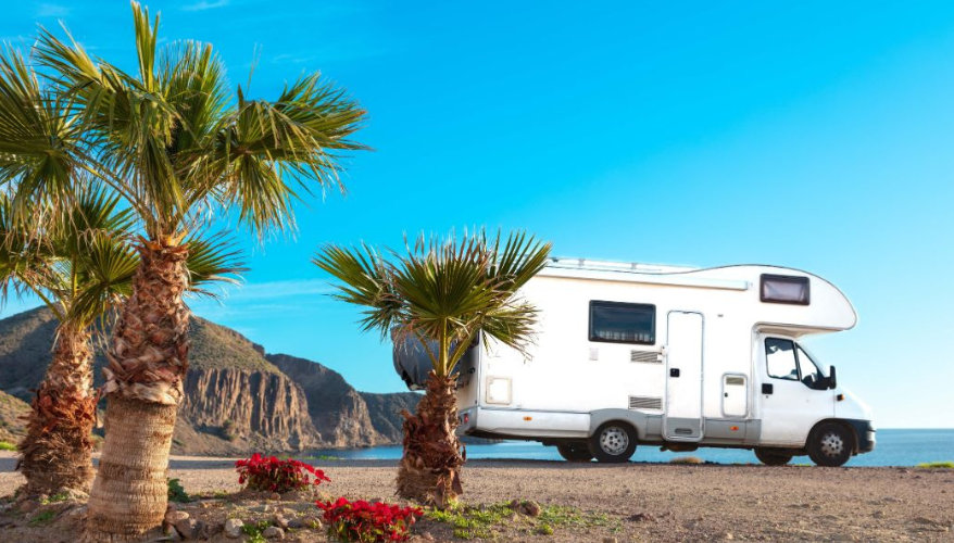 Un camping car garé sur une belle page des Etats Unis