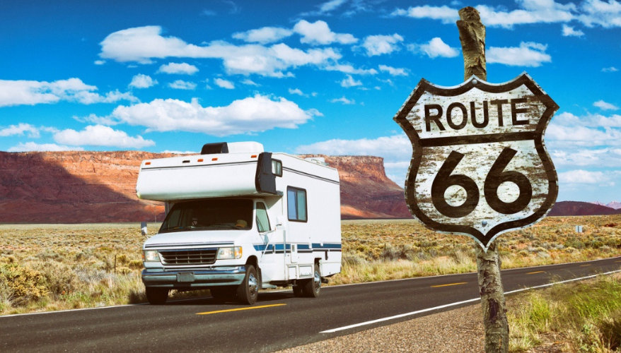 camping-car sur la route 66 Un camping roulant sur la route et passe a côté d'un panneau route 66