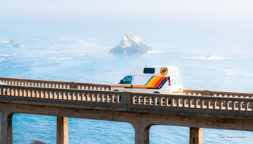 Vanlife USA Un couple qui s'enlace devant un van garé en pleine nature
