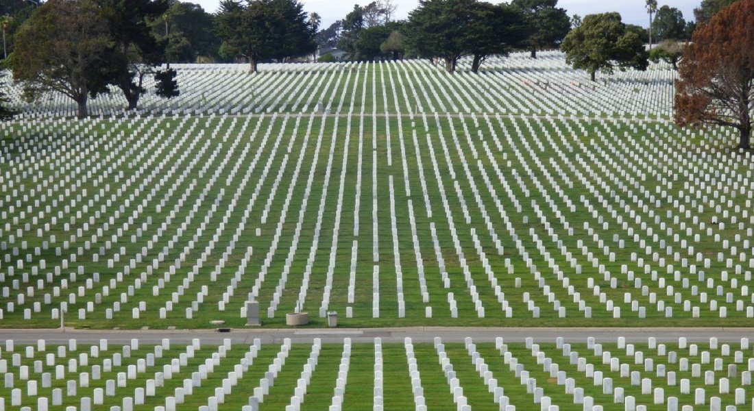 Vue d'un immense cimetière dans la ville de Colma