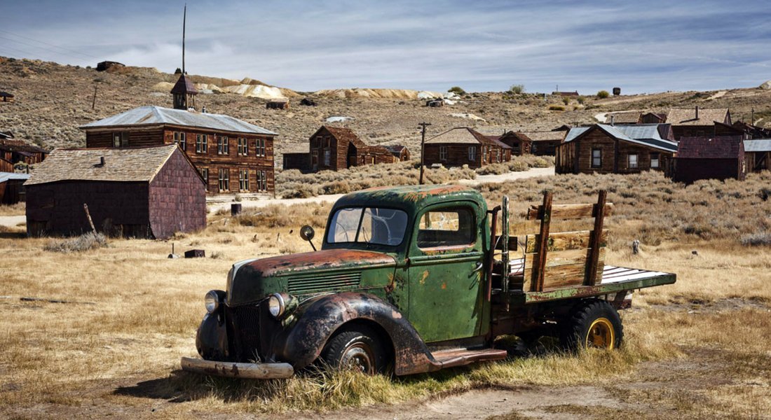 Carcasse d'une vieille voiture dans le village fantôme de Bodie