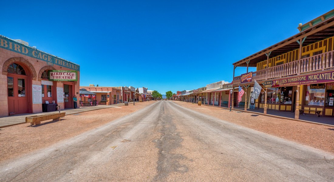 Allée désertique d'une ville fantôme aux USA