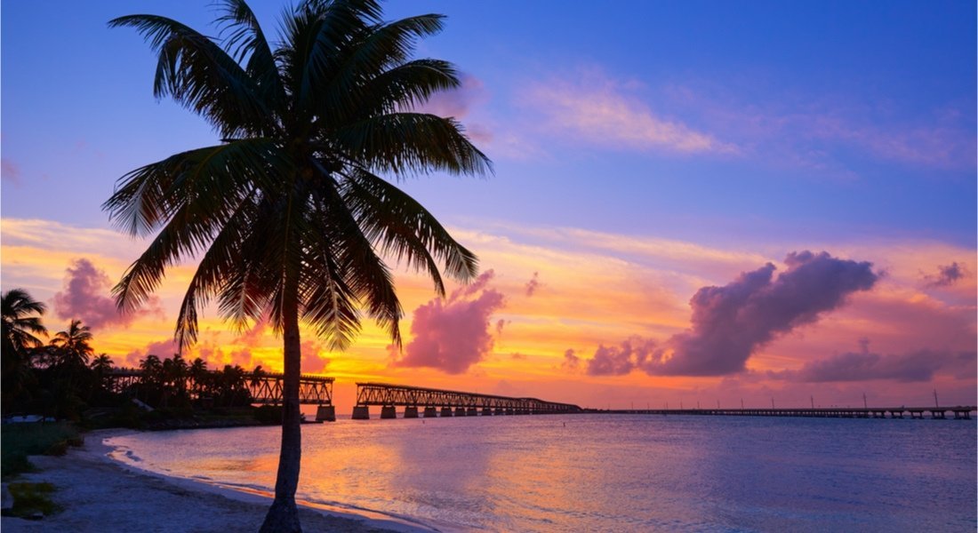 shutterstock_446683063 @lunamarina Ciel enflammé lors d'un oucher de soleil sur l'océan depuis la plage