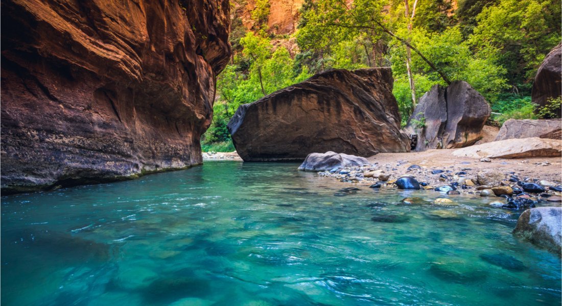 @Stephen Moehle - shutterstock_1714173310 The turquoise waters of the Virgin River in the Narrows