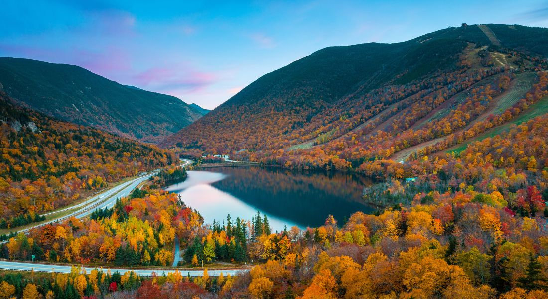 White Mountain Franconia Notch State Park Vue sur le lac et les montagnes du White Mountain Franconia Notch State Park