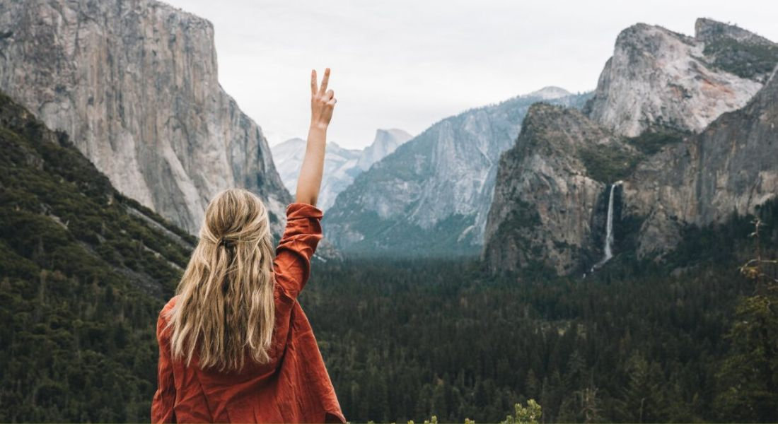 Femme observant le parc national de Yosemite