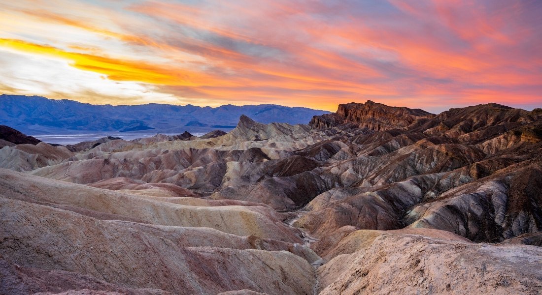 shutterstock_1659194344 @JoeRoe Lever de soleil sur les Badlands depuis Zabriski Point