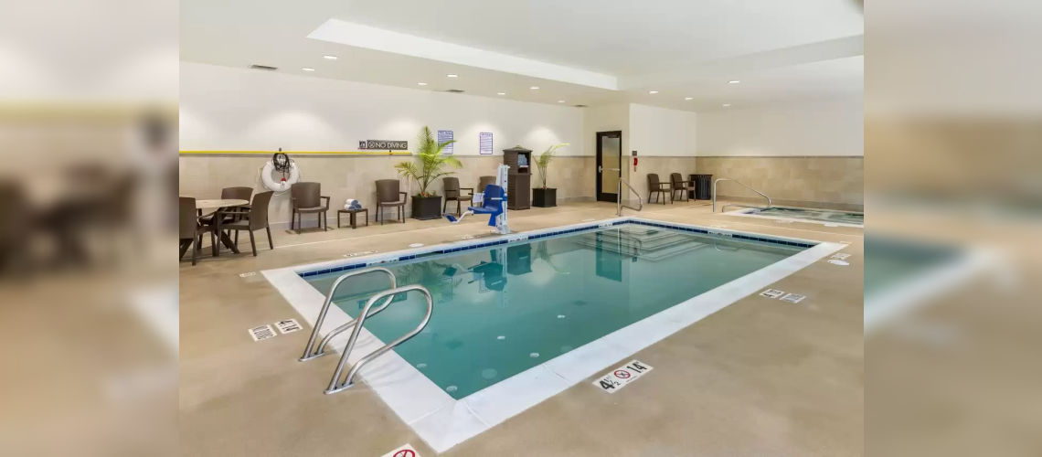 Comfort Suites Midland, swimming pool