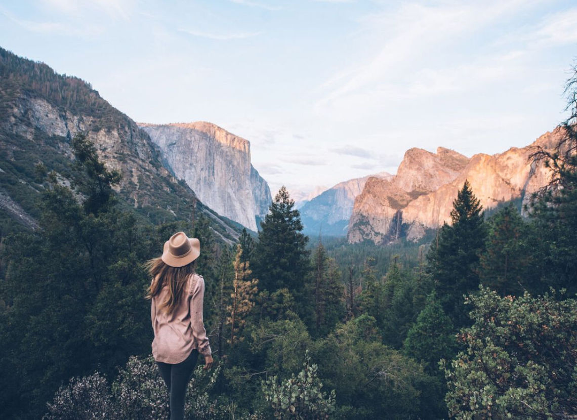 Femme de dos admirant le panorama de Yosemite National Park