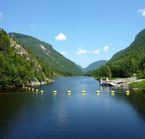 Bateau-mouche dans les Hautes-Gorges de la rivi&egrave;re Malbaie
