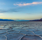 Les hexagones de sel cristalisé dans le secteur de Badwater à Death Valley