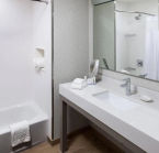 Courtyard Fort Worth Historic Stockyards, bathroom