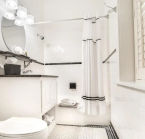 Menger Hotel, bathroom